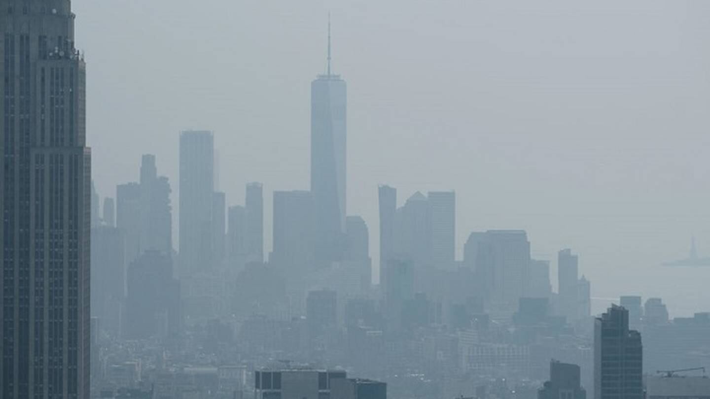 Yankee Stadium smoke: See how Canadian wildfires created eerie scene for  Yankees vs. White Sox game