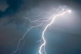 Lightning kills man trying to warn beachgoers of incoming storm