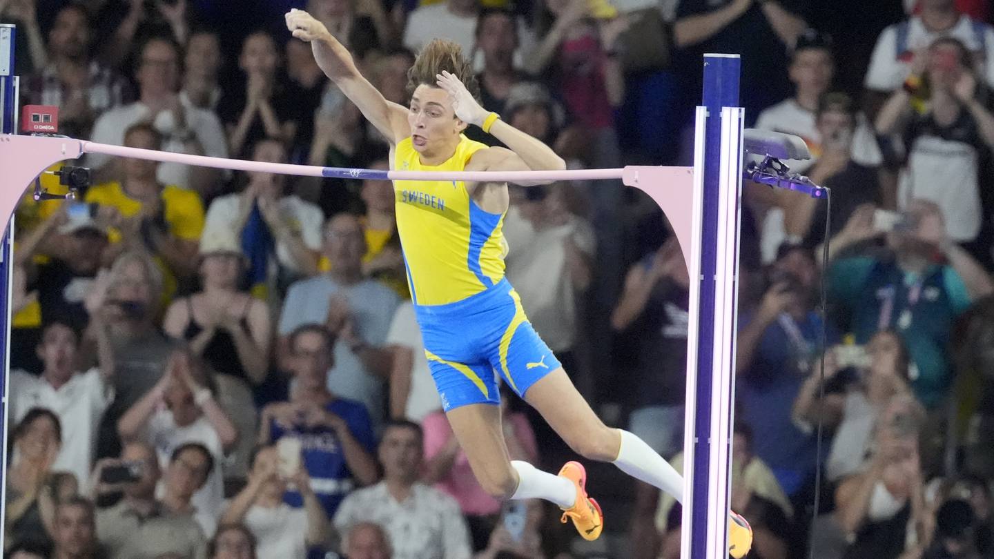 Mondo Duplantis breaks pole vault world record in goldmedal