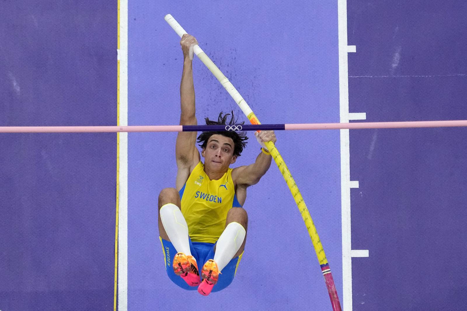 Armand "Mondo" Duplantis breaks pole vault world record in goldmedal